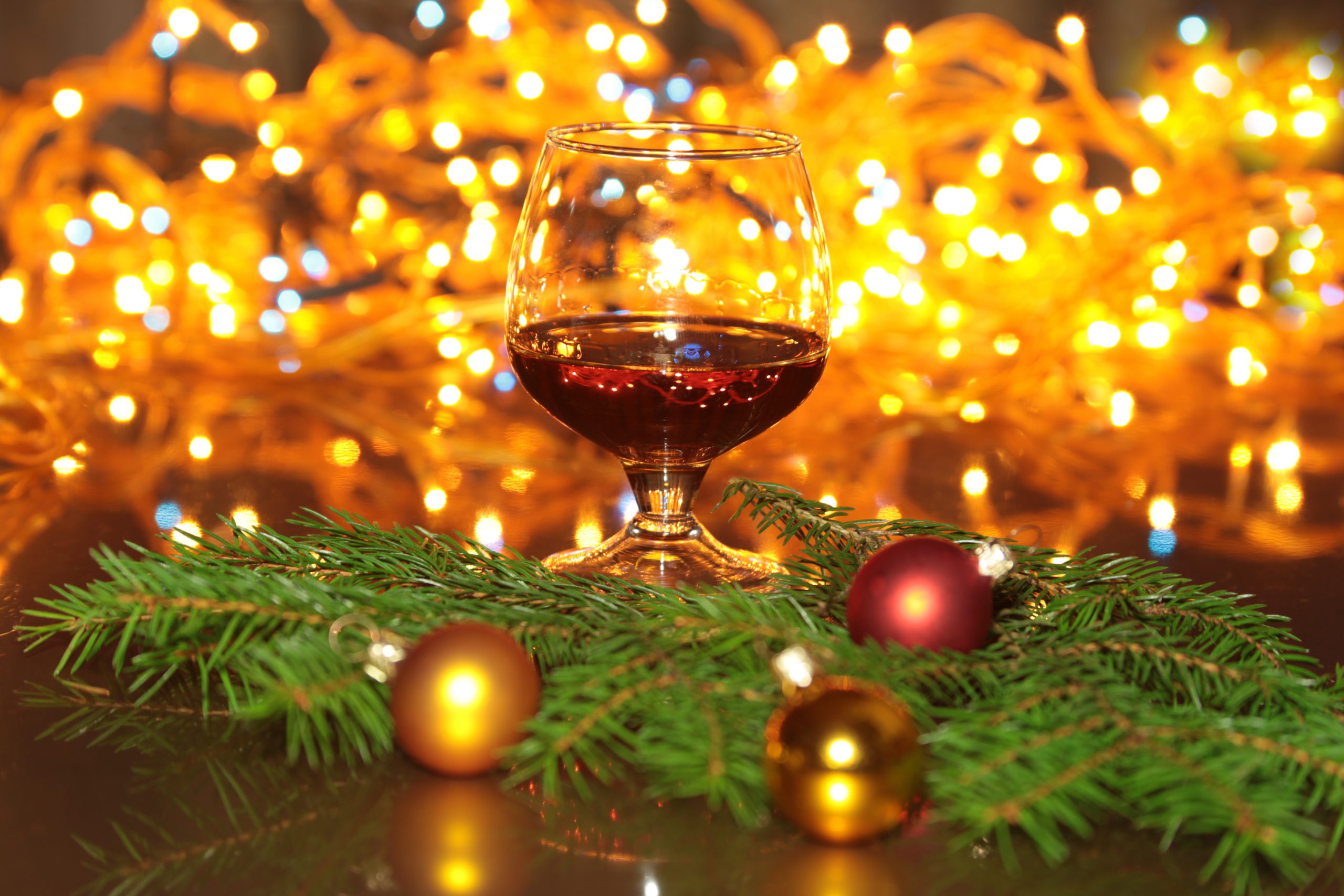 christmas photo cognac glass in front of bokeh background.